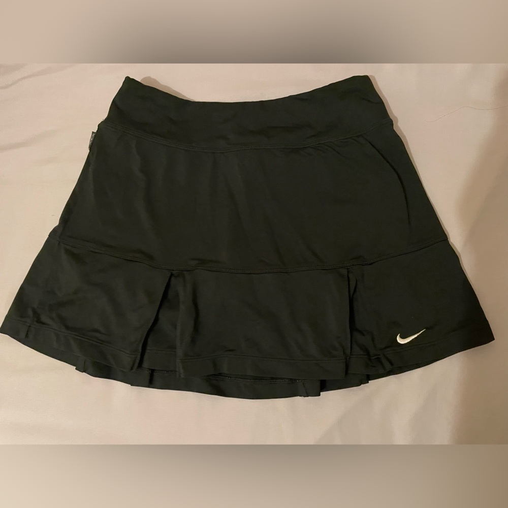 Black Nike pleated skirt